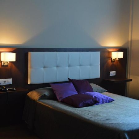 Hotel Pena Cruz Malpartida de Cáceres Extérieur photo